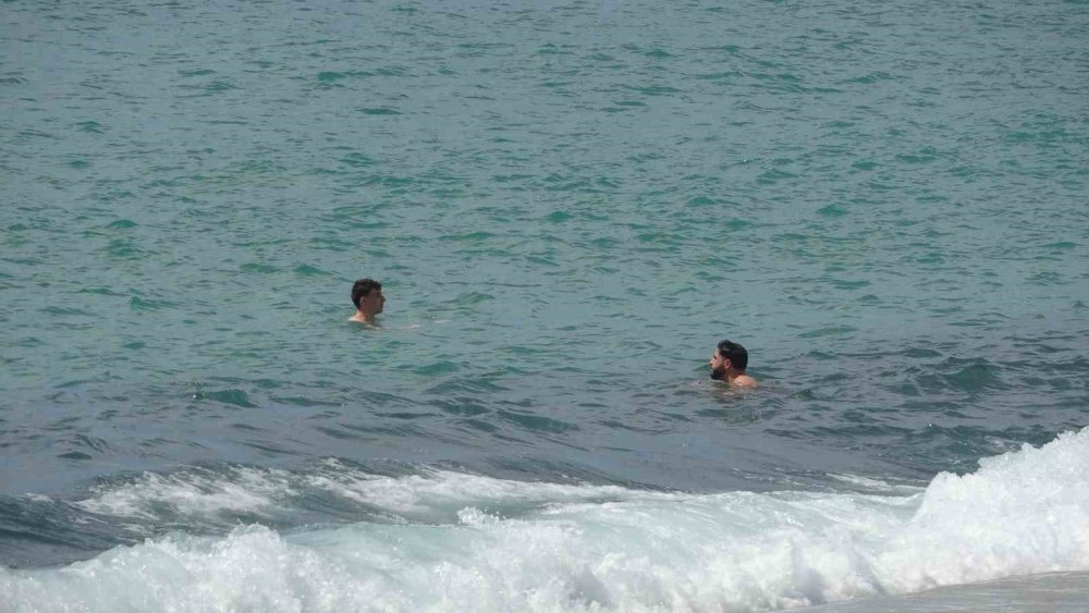 Alanya’da Erken Yaz Görüntüleri: 21 Dereceyi Gören Denize Koştu