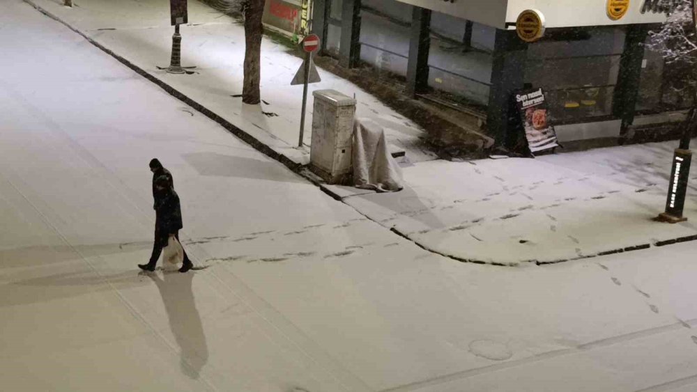 ‘Bahar Ortası’nda Kış Geri Döndü.. Kars 5 Dakikada Beyaza Büründü!