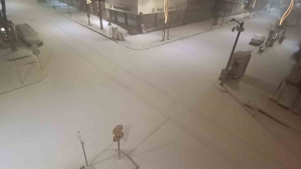 ‘Bahar Ortası’nda Kış Geri Döndü.. Kars 5 Dakikada Beyaza Büründü!