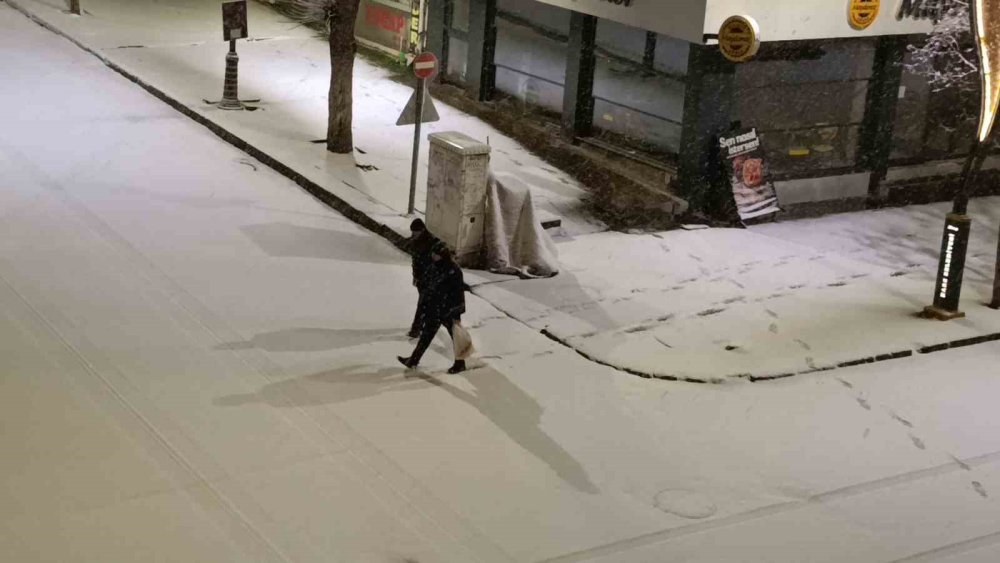 ‘Bahar Ortası’nda Kış Geri Döndü.. Kars 5 Dakikada Beyaza Büründü!