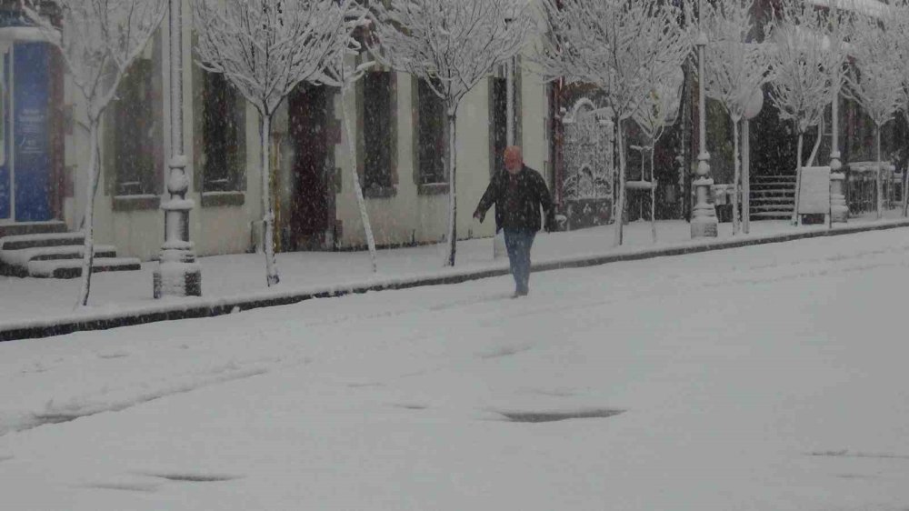 Nisan Ortasında Kış Sürprizi.. Kars Beyaza Büründü!