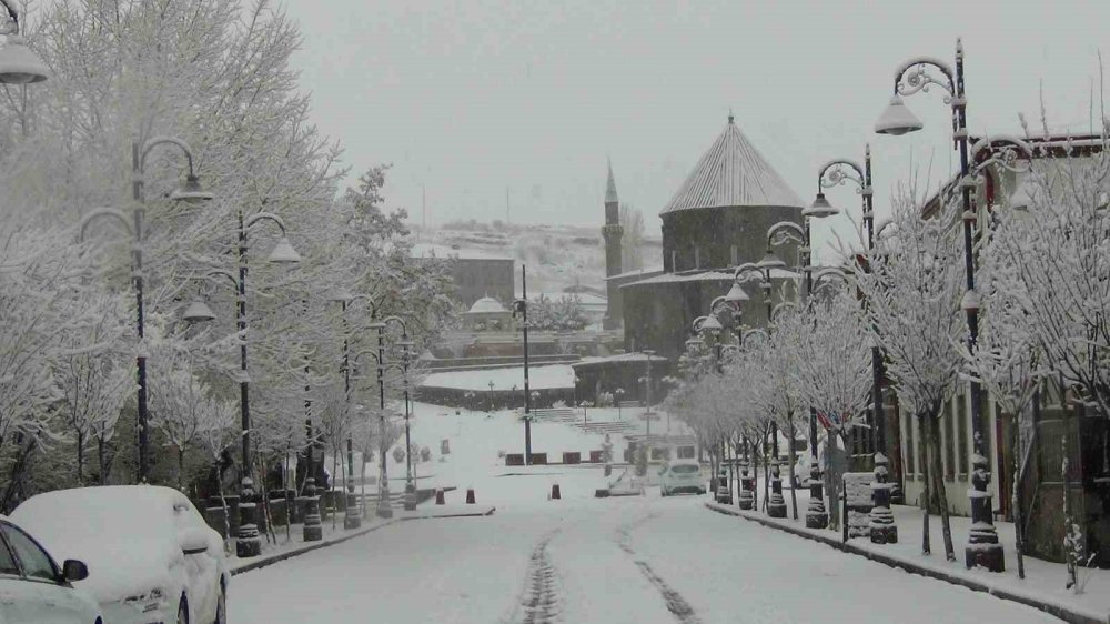 Nisan Ortasında Kış Sürprizi.. Kars Beyaza Büründü!