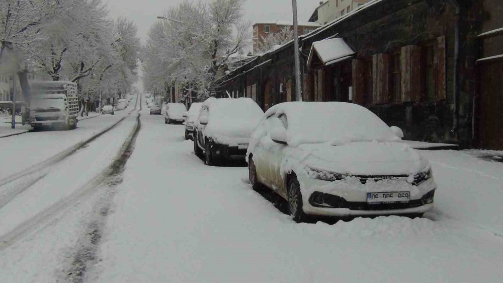 Nisan Ortasında Kış Sürprizi.. Kars Beyaza Büründü!