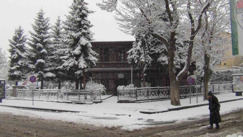 Nisan Ortasında Kış Sürprizi.. Kars Beyaza Büründü!
