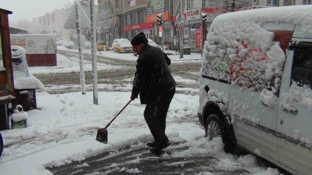 Nisan Ortasında Kış Sürprizi.. Kars Beyaza Büründü!
