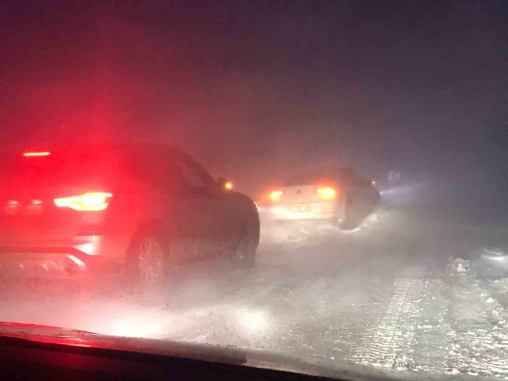 Ardahan-Ardanuç Kara Yolu Kar ve Tipi Nedeniyle Ulaşıma Kapatıldı