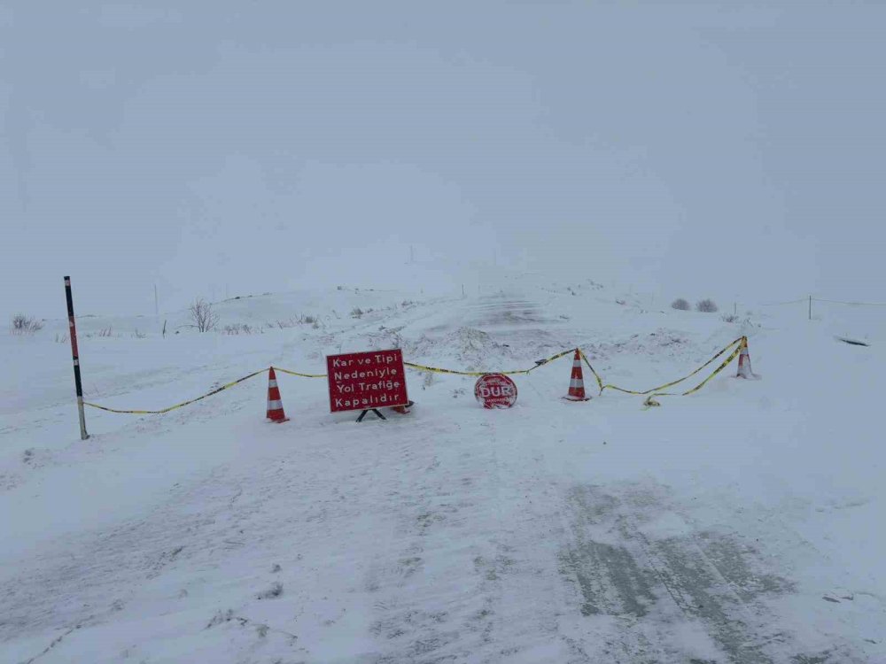 Ardahan-Ardanuç Kara Yolu Kar ve Tipi Nedeniyle Ulaşıma Kapatıldı