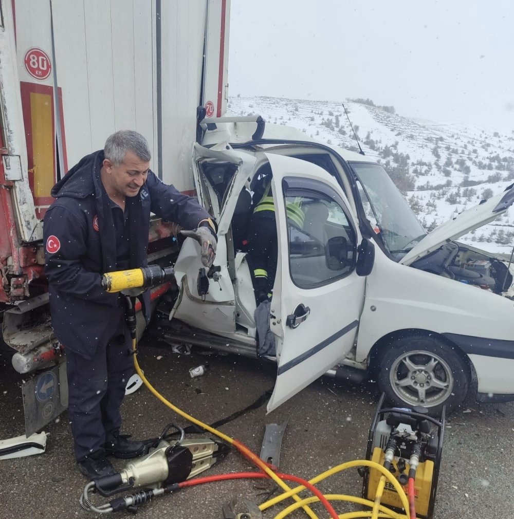 Aşkale’de Feci Kaza.. Hafif Ticari Araç TIR’a Çarptı, 2 Kişi Hayatını Kaybetti!