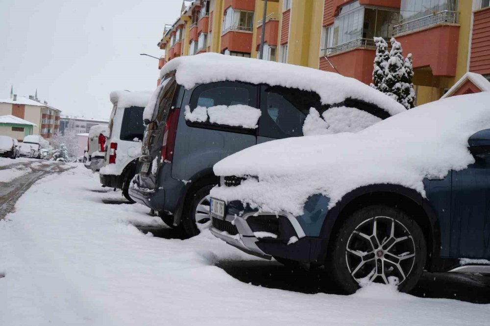 Erzurum’da Gece Boyu Kar Yağışı.. Kent Yeniden Beyaza Büründü!