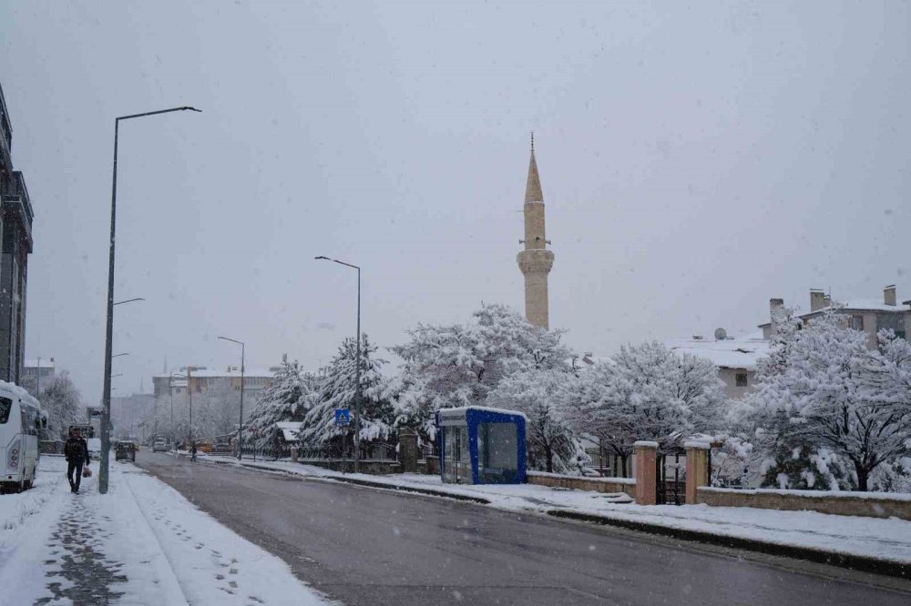Erzurum’da Gece Boyu Kar Yağışı.. Kent Yeniden Beyaza Büründü!