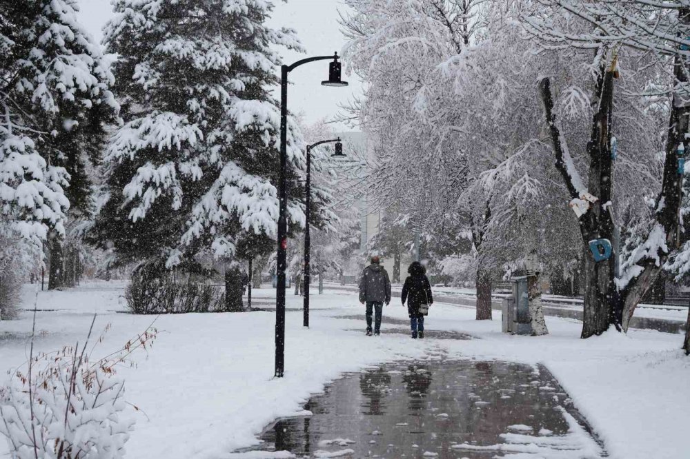 Erzurum’da Gece Boyu Kar Yağışı.. Kent Yeniden Beyaza Büründü!