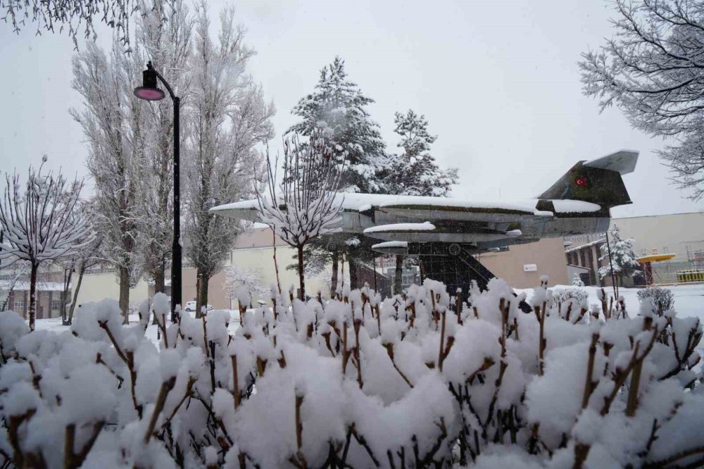 Erzurum’da Gece Boyu Kar Yağışı.. Kent Yeniden Beyaza Büründü!
