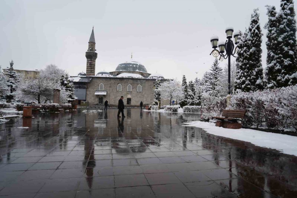 Erzurum’da Gece Boyu Kar Yağışı.. Kent Yeniden Beyaza Büründü!