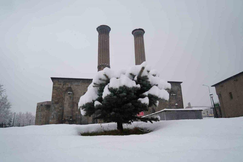 Erzurum’da Gece Boyu Kar Yağışı.. Kent Yeniden Beyaza Büründü!