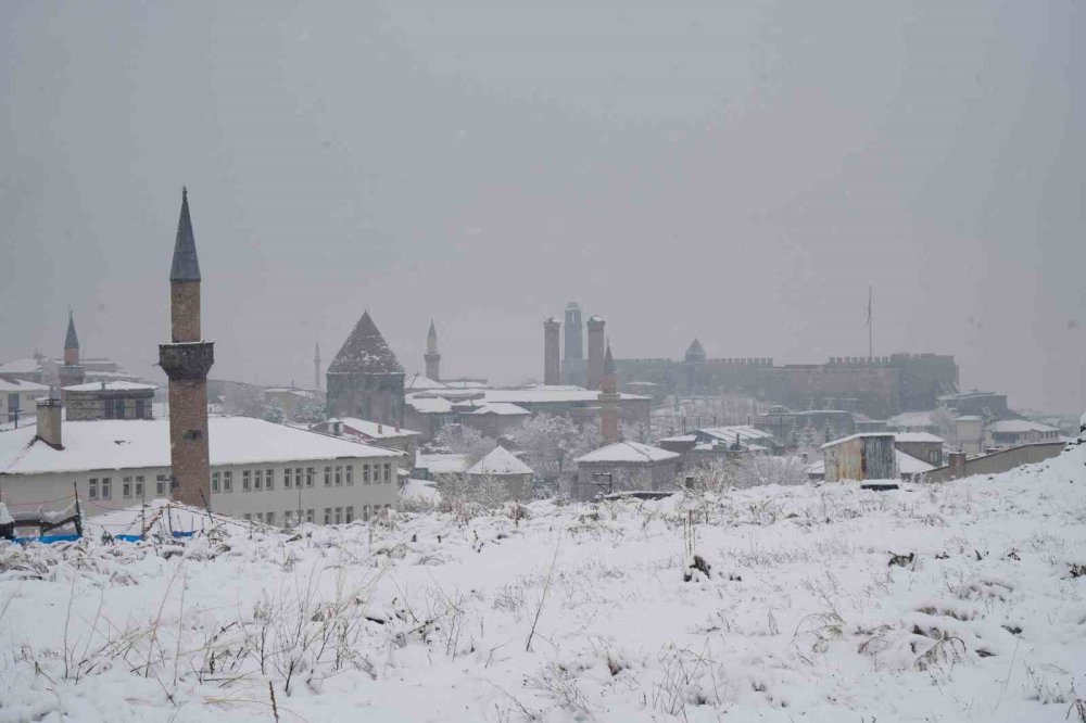 Erzurum’da Gece Boyu Kar Yağışı.. Kent Yeniden Beyaza Büründü!