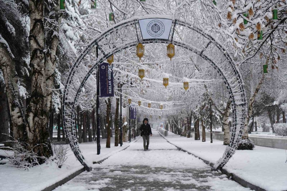 Erzurum’da Gece Boyu Kar Yağışı.. Kent Yeniden Beyaza Büründü!