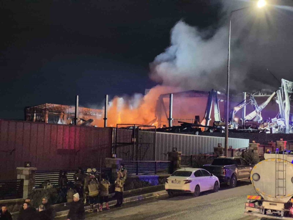 ‘İlaç Fabrikası’nda Korkutan Yangın.. Tesis Kullanılamaz Hale Geldi!