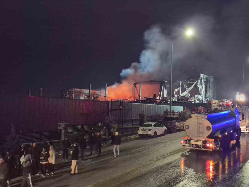 ‘İlaç Fabrikası’nda Korkutan Yangın.. Tesis Kullanılamaz Hale Geldi!