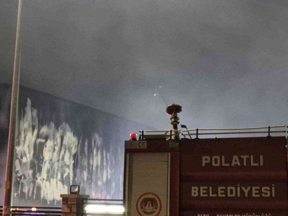 ‘İlaç Fabrikası’nda Korkutan Yangın.. Tesis Kullanılamaz Hale Geldi!