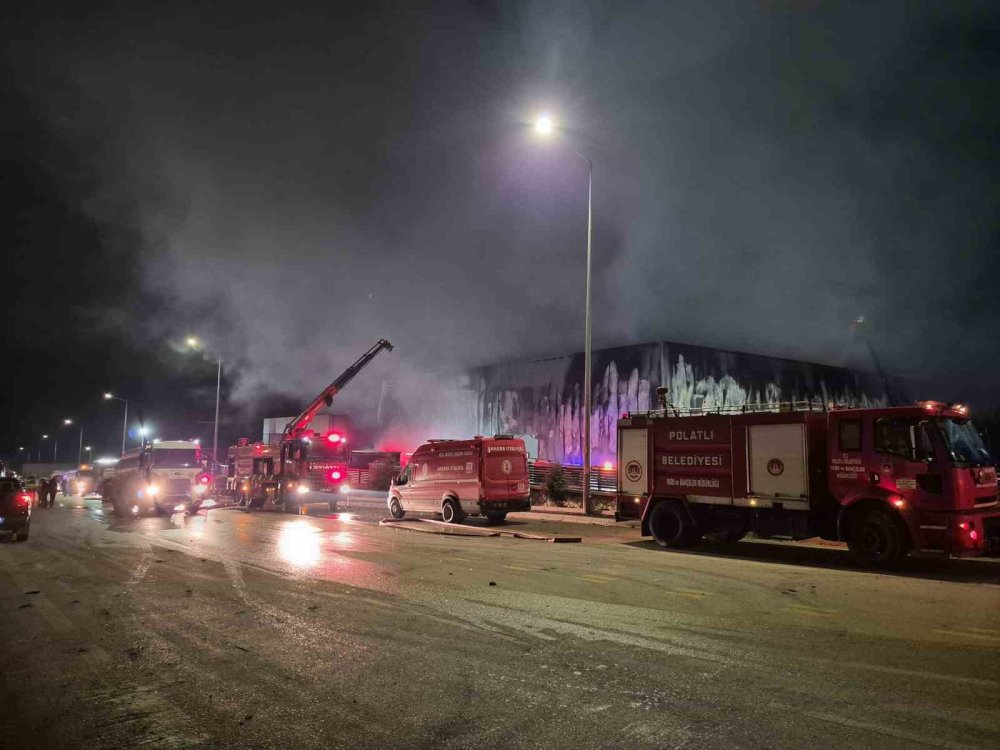 ‘İlaç Fabrikası’nda Korkutan Yangın.. Tesis Kullanılamaz Hale Geldi!