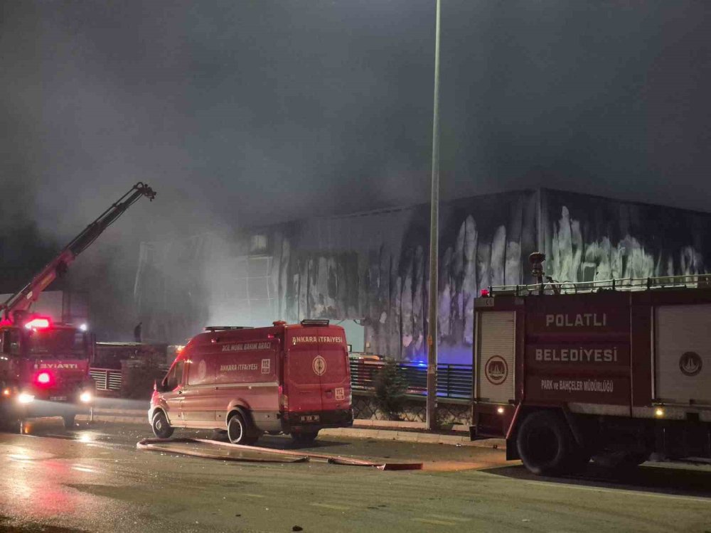 ‘İlaç Fabrikası’nda Korkutan Yangın.. Tesis Kullanılamaz Hale Geldi!