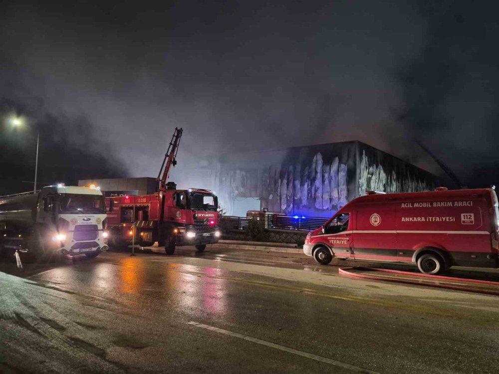 ‘İlaç Fabrikası’nda Korkutan Yangın.. Tesis Kullanılamaz Hale Geldi!