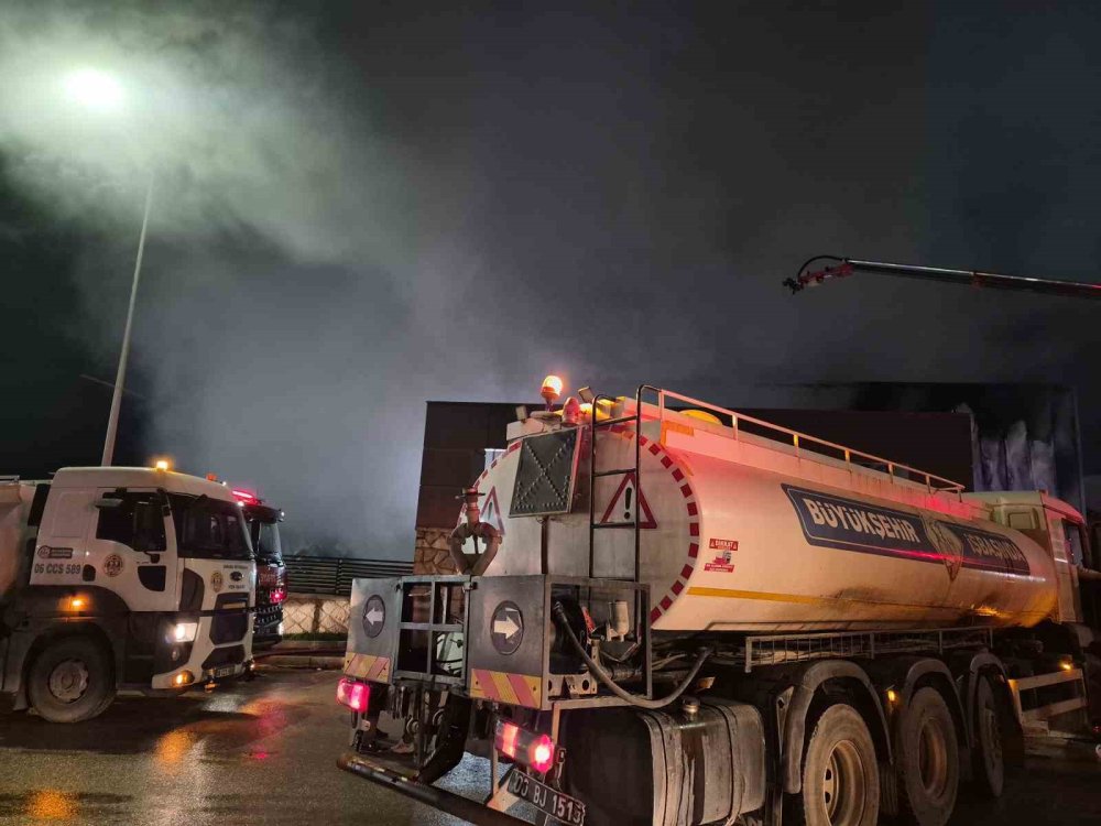 ‘İlaç Fabrikası’nda Korkutan Yangın.. Tesis Kullanılamaz Hale Geldi!