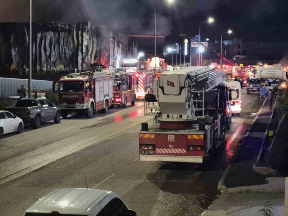 ‘İlaç Fabrikası’nda Korkutan Yangın.. Tesis Kullanılamaz Hale Geldi!
