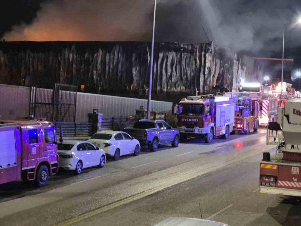 ‘İlaç Fabrikası’nda Korkutan Yangın.. Tesis Kullanılamaz Hale Geldi!