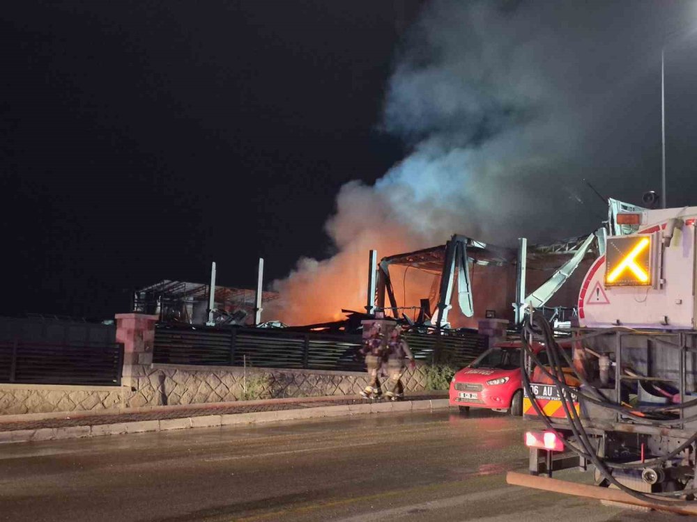 ‘İlaç Fabrikası’nda Korkutan Yangın.. Tesis Kullanılamaz Hale Geldi!
