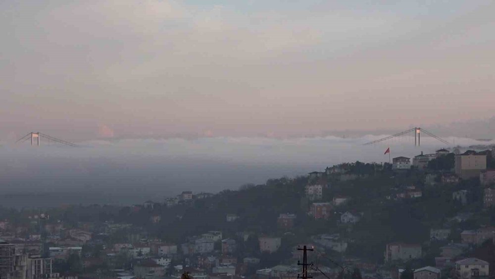 İstanbul Boğazı’nda Yoğun Sis: FSM Köprüsü Gözden Kayboldu