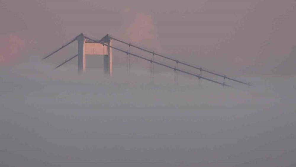 İstanbul Boğazı’nda Yoğun Sis: FSM Köprüsü Gözden Kayboldu