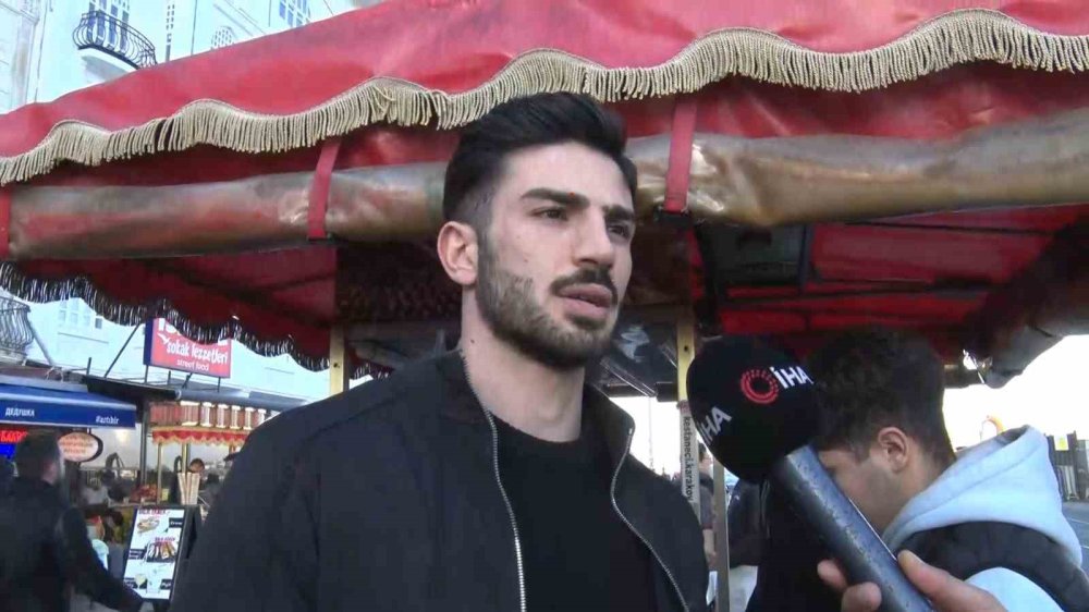 Karaköy’de Bir Tezgah, Dünyaya Açılan Vitrin.. Turistler Önünde Kuyrukta!