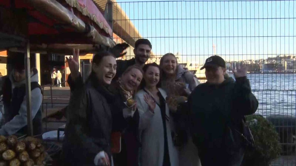 Karaköy’de Bir Tezgah, Dünyaya Açılan Vitrin.. Turistler Önünde Kuyrukta!