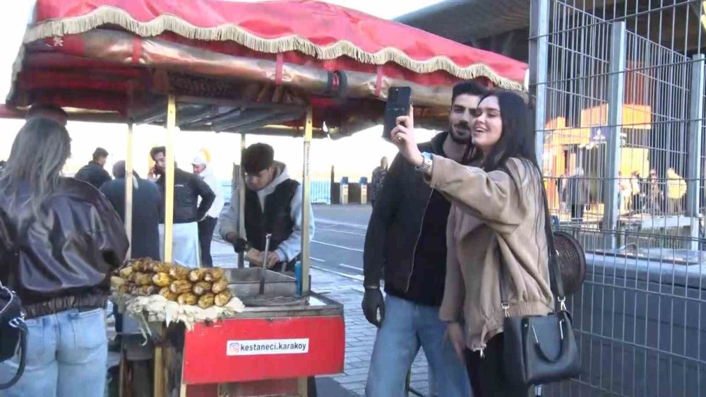 Karaköy’de Bir Tezgah, Dünyaya Açılan Vitrin.. Turistler Önünde Kuyrukta!