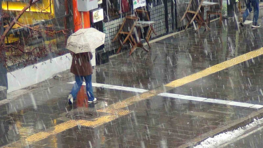 Kars’ta Nisan Ortasında Kış Geri Döndü.. Kar Yağışı Etkisini Artırıyor!