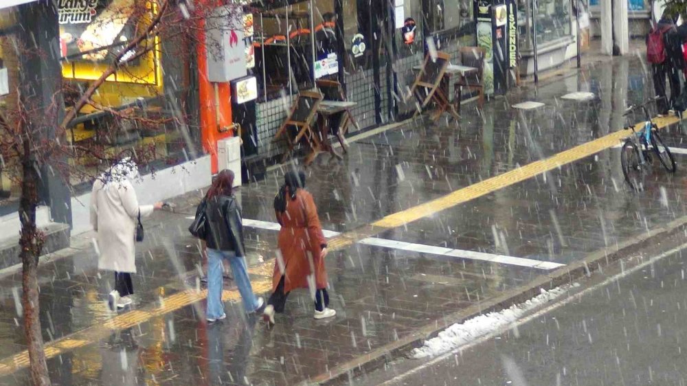 Kars’ta Nisan Ortasında Kış Geri Döndü.. Kar Yağışı Etkisini Artırıyor!