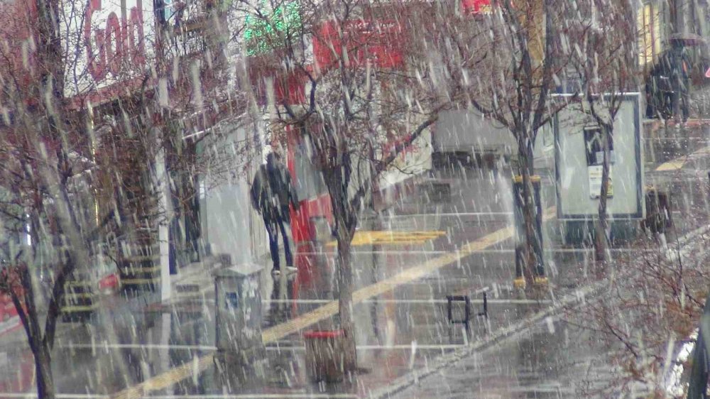 Kars’ta Nisan Ortasında Kış Geri Döndü.. Kar Yağışı Etkisini Artırıyor!