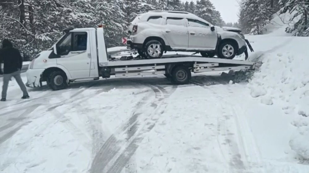 Sarıkamış’ta Kar Kazası.. Buzlanan Yolda İki Araç Çarpıştı, 1 Yaralı!