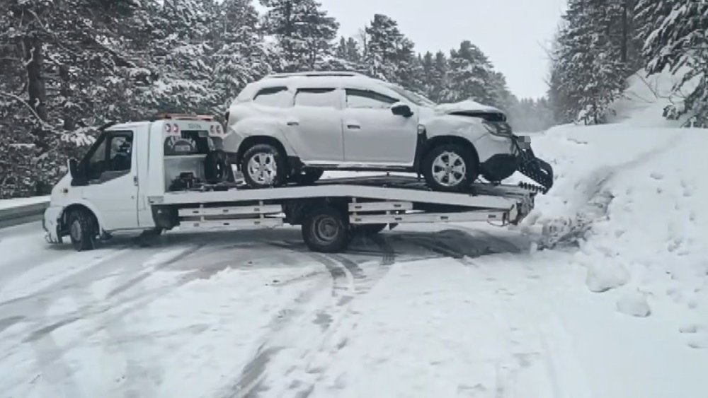 Sarıkamış’ta Kar Kazası.. Buzlanan Yolda İki Araç Çarpıştı, 1 Yaralı!