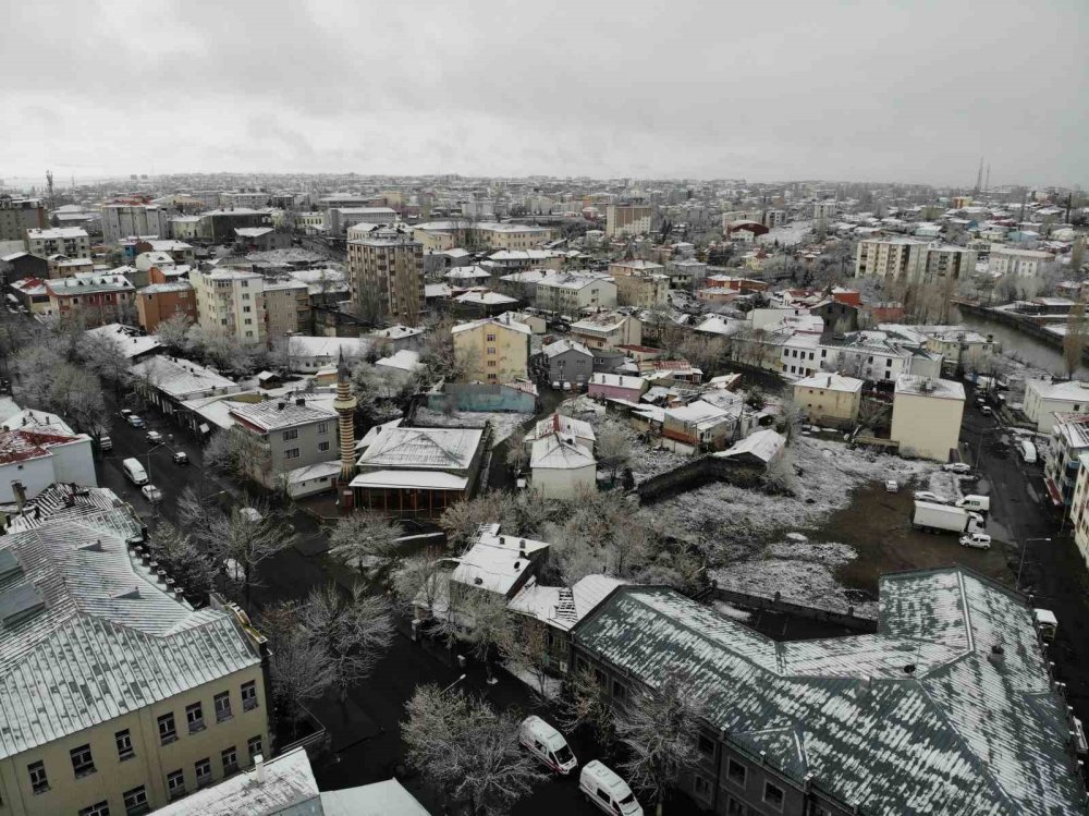Baharda Kış Geri Döndü.. Kars’ta Ağaçlar Kırağıya Teslim Oldu!