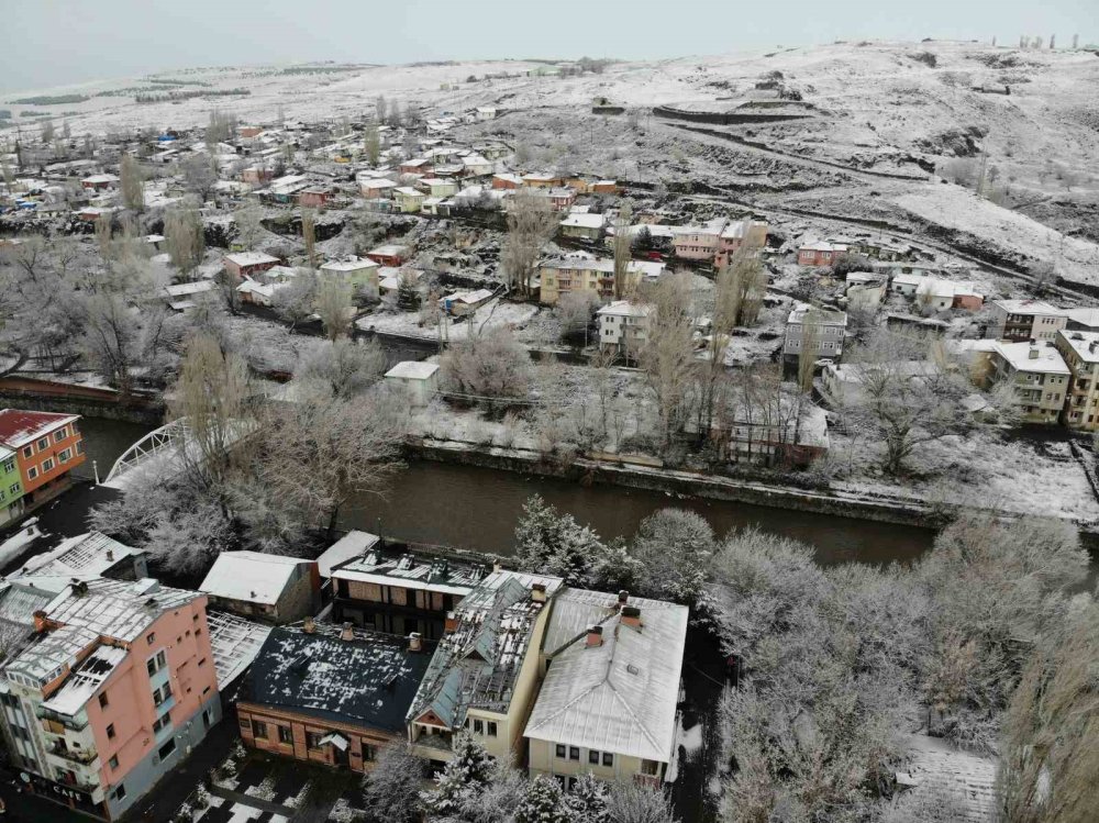 Baharda Kış Geri Döndü.. Kars’ta Ağaçlar Kırağıya Teslim Oldu!