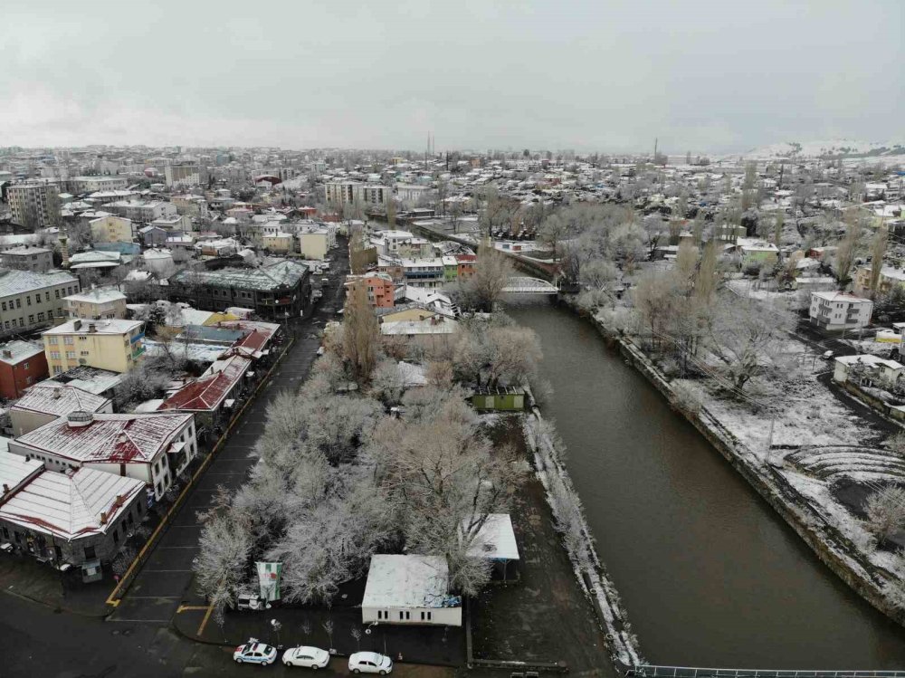 Baharda Kış Geri Döndü.. Kars’ta Ağaçlar Kırağıya Teslim Oldu!