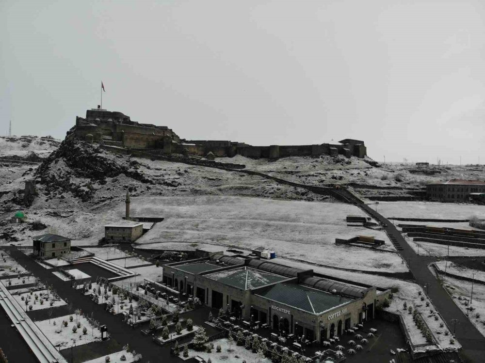 Baharda Kış Geri Döndü.. Kars’ta Ağaçlar Kırağıya Teslim Oldu!