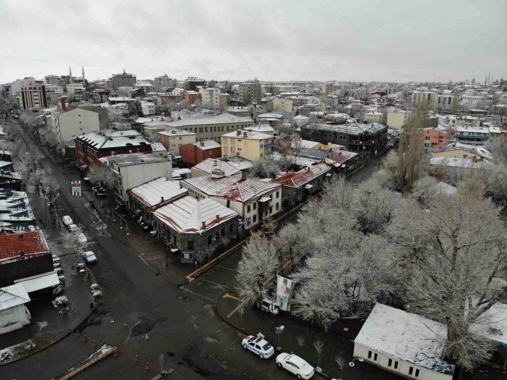 Baharda Kış Geri Döndü.. Kars’ta Ağaçlar Kırağıya Teslim Oldu!