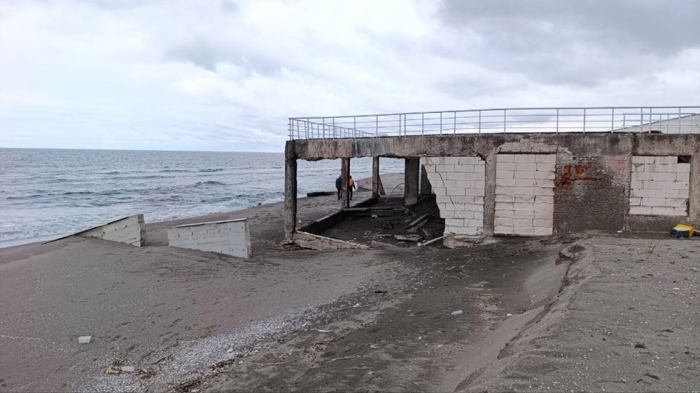 Deniz 100 Metre İçeri Girdi, Villalar Çöktü