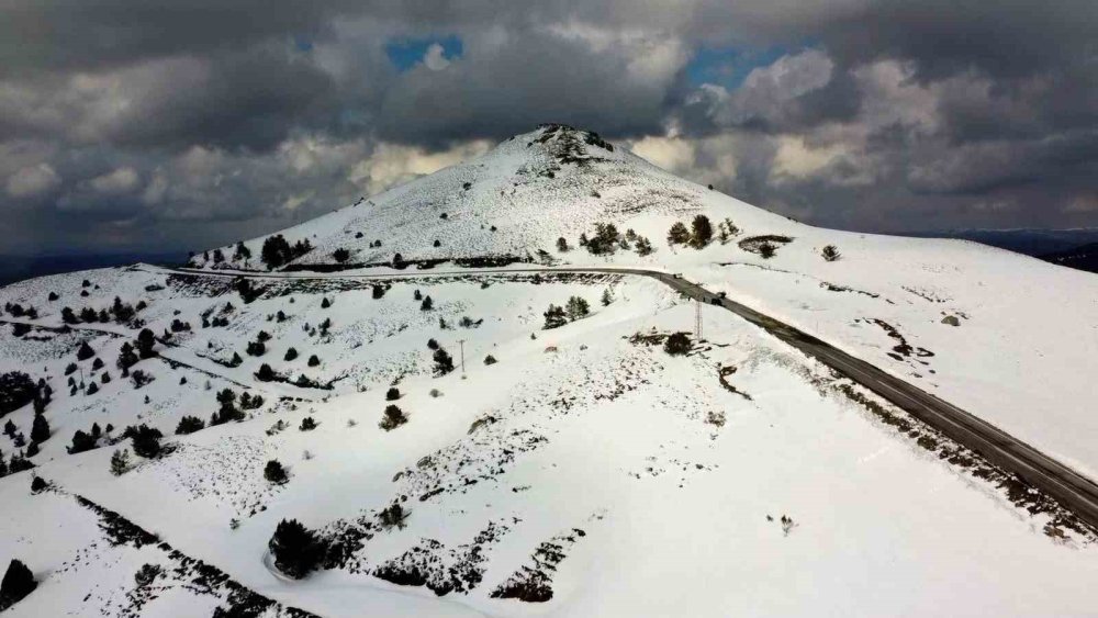 Kar Manzarası İçin 2 Bin 77 Metreye Çıkıyorlar