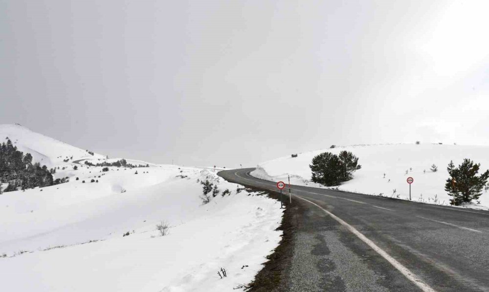 Kar Manzarası İçin 2 Bin 77 Metreye Çıkıyorlar