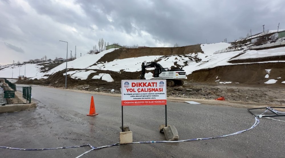 Yüksekova’da Heyelan: Pizok Yolu 5 Gündür Tek Şerit Açık