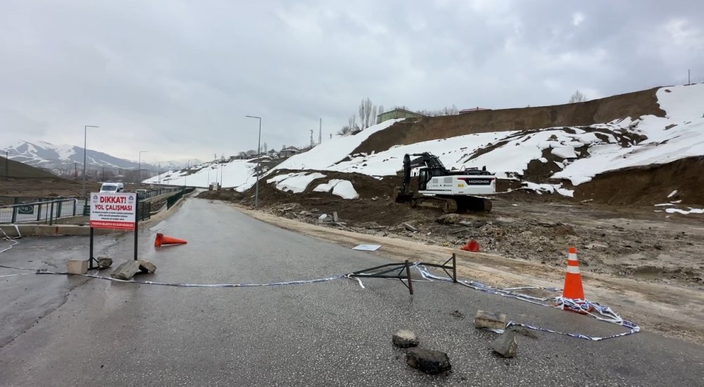 Yüksekova’da Heyelan: Pizok Yolu 5 Gündür Tek Şerit Açık